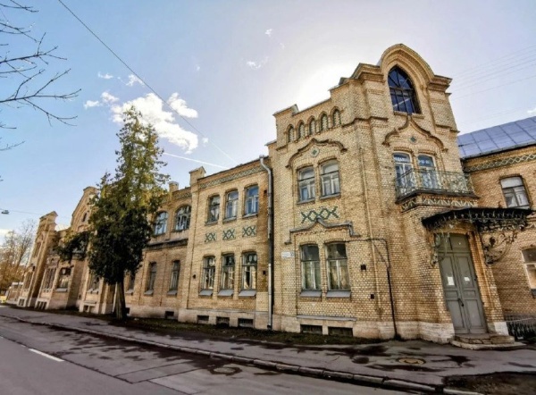 Суд обязал собственника отреставрировать объект культурного наследия "Особняк Кокорева" в Пушкине за три года. Если владелец не уложится в установленный срок, его обяжут ежемесячно выплачивать штраф, пока он не выполнит решение суда. Приступить к реставрации памятника не могут уже более пяти лет. 

Каменный дом 1859 года постройки в начале ХХ века приобрел купец первой гильдии Александр Кокорев. К моменту переезда он болел лепрой, поэтому жил в особняке один. В разное время здание использовалось как госпиталь, бомбоубежище и корпус аграрного университета. А еще во дворе особняка Кокорев установил чучело слона.

"АСМ Групп" ранее занималось проблемами уникального особняка, - так что обращайтесь, если что.
