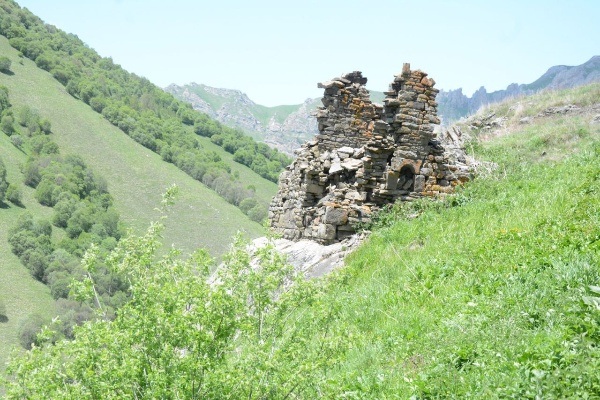 Экспедиция до высокогорного озера Галанчож в Чеченской Республике.

Проводились работы по цифровизации отдельных участков маршрутов Большой Кавказской тропы, актуализация на местности, выявление зон повышенной опасности. 

Для формирования цифровых паспортов сделаны замеры более 30 объектов культурного наследия, в том числе наскального типа и ранних захоронений. 

На сухих участках БКТ проводилось выявление источников питьевой воды.

Все работы на Большой Кавказской Тропе проводятся по согласованному плану Министерства по туризму Чеченской Республики и администрации Аргунского музея-заповедника.

Все цифровые паспорта объектов будут доступны в системе Территория для широкого пользования.