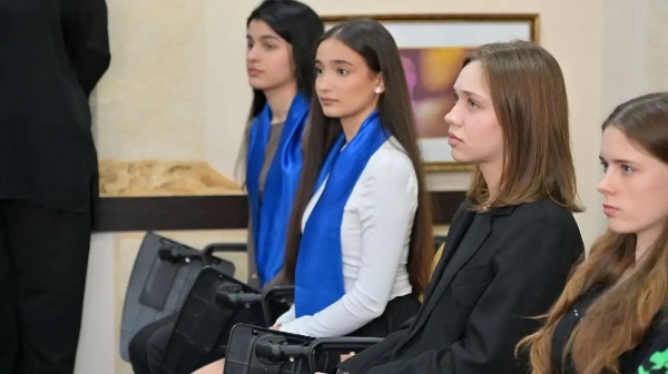 В ПГУ отметили 35-летие региональной грузинской национально-культурной автономии «Иверия» торжественным вручением благодарности от ректора.

Директор ИИЯМТ, профессор Ирина Михайловна Акопянц торжественно вручила благодарственное письмо от имени ректора ПГУ, профессора А.П. Горбунова Председателю Региональной Грузинской национально-культурной автономии «Иверия» в Ставропольском крае Петру Владимировичу Лобжанидзе.

Письмо было приурочено к 35-летию со дня основания автономии. В тексте от имени ректора отмечается, что все эти годы «Иверия» под руководством Петра Лобжанидзе является значимым центром сохранения богатого культурного наследия грузинского народа.

Ирина Акопянц также передала слова искренней признательности от университета за многолетнее плодотворное сотрудничество и личный вклад Петра Лобжанидзе в укрепление межнационального согласия.