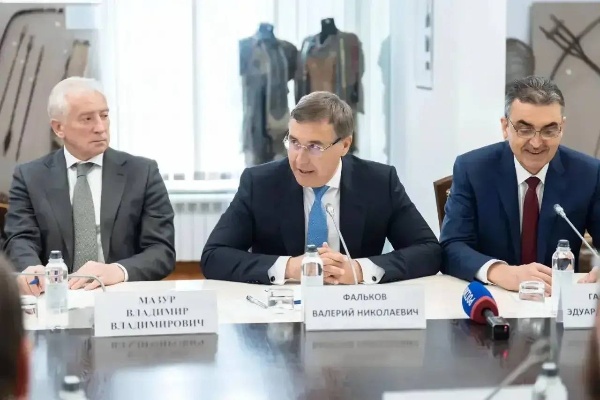 С 21-23 мая 2026 года Томская область проводит форум молодых учёных, инженеров и предпринимателей ЮНОВУС!

Томск всегда был и остаётся одним из важнейших научно-образовательных центров страны, лидером Сибирского федерального округа по вовлечению студентов в технологическое предпринимательство.

В рамках Всероссийского форума молодых учёных, инженеров и предпринимателей Юновус-2026 прошёл круглый стол с участием Министра науки и высшего образования Валерия Николаевича Фалькова. 
 
Глава Министерства науки и высшего образования  провёл рабочую встречу со студентами томских вузов-участников акселерационных программ, конкурса «Студенческий стартап» и лидерами консорциумов вузов по технологическому предпринимательству. Студенты представили министру свои стартап-проекты и задали вопросы о развитии и мерах поддержки для начинающих предпринимателей. 

К участию в круглом столе и проектных сессия форума была приглашена советник ректора по инновационно-технологическому предпринимательству и надпрофессиональным компетенциям Пятигорского государственного университета доцент Лия Ревазовна Мхеидзе. 

Форум проходит при поддержке Минобрнауки России, администрации Томской области, Платформы университетского технологического предпринимательства, Большого университета Томска, АФК «Система», Газпромбанка, «Газпром трансгаз Томск», интеллектуальной платформы для записи и анализа онлайн-коммуникаций «НаВстрече».