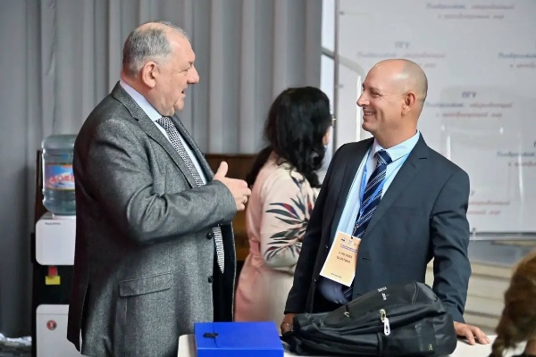 В ПГУ состоялись ключевые события в рамках XIII Международного конгресса по когнитивной лингвистике.

По приглашению оргкомитета и ректора ПГУ Александра Павловича Горбунова в работе конгресса принял участие ректор Университета Камагуэя Хулио Сесар Мадера Кинтана. В ходе пленарного заседания он выступил с докладом «Can machines think? Linguistics facing the challenge of artificial intelligence», посвящённым вызовам искусственного интеллекта для современной лингвистики.

Также прошла официальная встреча с ректором ПГУ, профессором Александром Павловичем Горбуновым, проректором по формированию духовно-идеологических стратегических ориентиров и кадрового потенциала, государственно-конфессиональному и межкультурному взаимодействию Ибрагимом Джавпаровичем Ибрагимовым, начальником управления международных связей и образовательных программ Виктором Евгеньевичем Мишиным, директором Института иностранных языков и международного туризма Акопянц Ириной Михайловной и координатором программ международного сотрудничества Натальей Владимировной Хомович. 

В рамках встречи обсуждались перспективы развития международного сотрудничества между вузами.