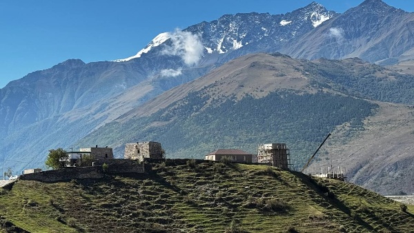 Продолжаются работы по восстановлению башенного посёлка Фуртоуг (XV-XVII вв.). 
Этот исторический комплекс расположен на склоне Столовой горы и является важной частью культурного наследия региона.

Реставрационные работы здесь проводят благодаря поддержке Благотворительного фонда «САФМАР» Микаила Гуцериева.

Фуртоуг - родовое село Ахриевых, Льяновых и Боровых. 