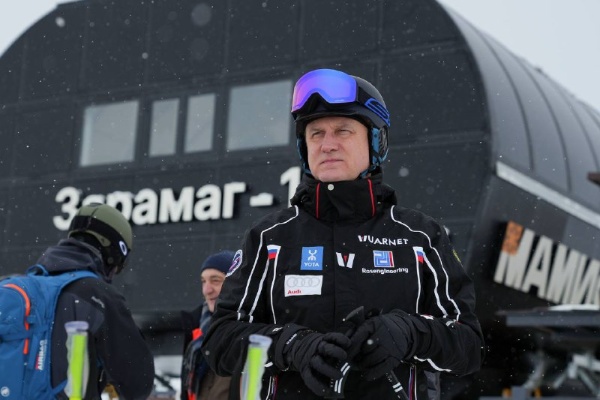 На курорте «Мамисон» вице-премьер Александр Новак провел совещание, посвященное производительности труда в туризме.

На встрече с участием главы Северной Осетии Сергея Меняйло, заместителя полпреда в округе Владимира Надыкто, заместителей министра экономического развития Сергея Назарова и Дмитрия Вахрукова, а также руководства Кавказ.РФ  была представлена пилотная программа повышения производительности труда в туризме. Её разработали в конце декабря прошлого года.

"Президентом поставлена амбициозная задача по увеличению темпов роста производительности труда в стране. В условиях дефицита кадров это ключевой фактор для повышения эффективности и перераспределения рабочей силы в высокопроизводительные сектора. Туризм обладает значительным потенциалом для такого рывка", – подчеркнул вице-премьер. 

Реализацией этой программы будет заниматься созданный на базе Кавказ.РФ отраслевой центр компетенций (ОЦК) в области туризма. Первые успешные проекты уже есть — о них Александру Новаку рассказали сами отельеры. 

Так, в результате работы с ОЦК в пятизвездочном отеле «Майри Парк» на Архызе время полной уборки номера сократилось на 24 минуты, готовность к заселению стала наступать на час раньше, прекратились претензии гостей по чистоте/ комплектации номера. 

"Уровень вовлеченности работников значительно вырос. Люди поняли, что они не стали работать больше, а просто легче и быстрее выполняют ту же работу, что и раньше. Система подачи предложений по улучшениям позволяет работникам видеть, что их идеи видны, принимаются во внимание, а не теряются где-то в бумажном потоке. Оптимизация позволила нам подумать о том, что при дальнейшем внедрении предложенных инструментов, работу по подготовке коттеджа к заселению без потери качества и времени могут производить два работника, а не три, как сейчас. Это позволит убирать одновременно больше коттеджей, что очень важно в периоды пиковой нагрузки", — рассказывает Елена Котова, генеральный менеджер отеля.

Одним из механизмов повышения производительности труда являются «коробочные решения» — проработанные алгоритмы изменений самых рутинных и важных отельных процессов. В их числе: оборот текстиля в прачечной, комплектация и подготовка номера, бронирование и размещение гостя, организация «шведского стола». 

Еще один механизм — адресная поддержка отстающих. Здесь в зоне внимания экспертов будут, в первую очередь, санатории и парки развлечений, где по исследованиям самая низкая производительность труда и не хватает готовых решений в силу специфики каждого объекта. Интересно, что производительность турагентств и туроператоров, наоборот, превышает среднеотраслевой показатель, поэтому данной целевой группе в программе уделяется  меньше внимания. 

Решение кадрового вопроса актуально и для открывшегося в прошлом году курорта «Мамисон», который построил Кавказ.РФ. Кластер стал первым крупным инфраструктурным проектом государства в горах после введения европейских санкций от производителей канатных дорог. Сейчас на Мамисоне работают две канатки и и 10 км трасс. Турпоток в 2025 году составил 40 тысяч человек, в январе текущего года —  10 тысяч туристов. 

"Решать все «детские болезни» нового объекта нам помогает опыт, наработанный на других курортах, построенных компанией. Так, к примеру, службу спасателей и лавинщиков готовила известная на всю страну эльбрусская команда, ОЦК здесь внедряет экспертизу, наработанную на крупных курортах с турпотоком 7000-10000 гостей в день.  Большое внимание уделяем преемственности и обратной связи от гостей. Это постоянный процесс улучшений, где нельзя останавливаться ни на день", – отмечает Андрей Юмшанов, генеральный директор Кавказ.РФ. 

Реализация всего комплекса мероприятий, предусмотренных программой, позволит к 2030 году повысить производительность труда на 23 % по отношению к 2024 году. В натуральном выражении это позволит повысить добавленную стоимость по четырем «туристским» направлениям на 179,4 млрд рублей.