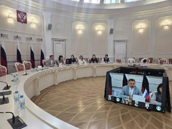 В формате видеоконференции прошла встреча активистов Совета обучающихся при Минобрнауки России с заместителем директора Центра ДПО ПИШ «Цифровой инжиниринг» СПбПУ Павлом Козловским.

Главной темой стало развитие наставничества в университетах. Участники обсудили его роль в адаптации студентов, формировании профессиональных навыков и вовлечении в общественную и проектную деятельность.

Активисты поделились опытом реализации наставнических практик, а также обозначили актуальные задачи и перспективы их развития. От ПГУ в обсуждении приняла участие председатель Совета студентов и аспирантов  Дария Хажикарова, представив предложения по расширению наставнических программ.

Участники встречи подчеркнули важность развития наставничества и обмена успешными практиками между университетами.