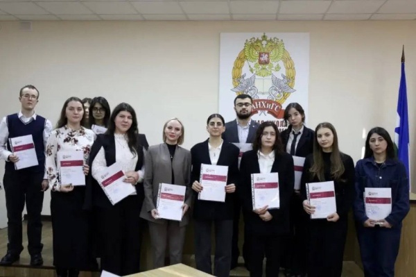 Состоялось заседание межвузовского круглого стола по теме «Проблемы защиты интеллектуальных прав».

Мероприятие объединило представителей ведущих юридических центров региона для анализа правовых вызовов в условиях цифровой трансформации.

Участники погрузились в детальное изучение как классических, так и новаторских граней интеллектуального права. В центре дискуссии оказались вопросы совершенствования Гражданского кодекса, тонкости защиты товарных знаков и правовые дилеммы будущего. 

Конструктивный диалог экспертов и молодых исследователей позволил определить приоритетные направления научной деятельности на 2026 год.