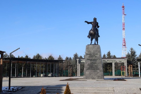 В Назрани началась реализация крупного инвестиционного проекта по строительству четырехзвездочной гостиницы с деловым центром.

️Объект появится на месте бывшего Летнего амфитеатра — территории, которая долгие годы оставалась заброшенной. Общий объем вложений — порядка 1,8 млрд рублей.

️Проект предусматривает создание полноценного многофункционального комплекса из гостиницы на 120 номеров, делового центра, выставочных пространств, коворкинг-зон, СПА, ресторанного блока и отдельного детского развлекательного кластера.