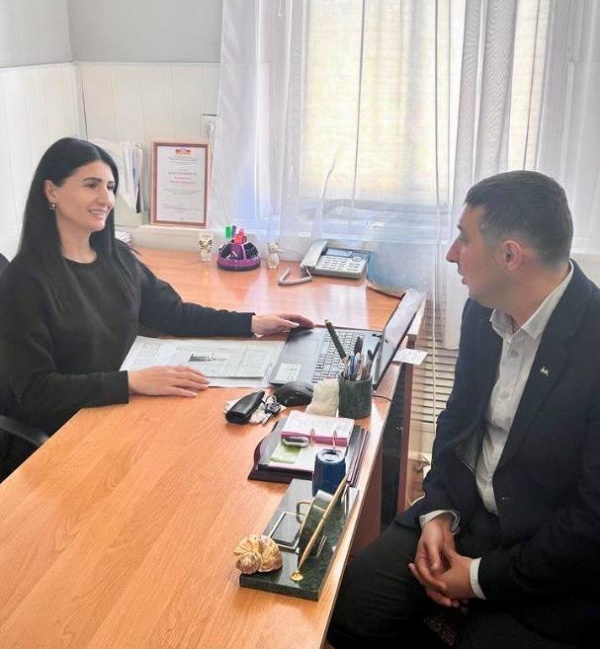 22 октября врио Председателя Комитета по делам печати и массовых коммуникаций РСО-Алания Эльдар Афашоков посетил Ирафский район с рабочим визитом.  

Встреча с Главой Ирафского района Робертом Хамикоевым - обсудили роль муниципальных СМИ и пути их развития.  

Визит в редакцию газеты «Ираф» - с главным редактором Мадиной Хоцаоновой говорили о повышении тиража, расширении аудитории и решении проблем доставки издания жителям.  

Эльдар Афашоков подчеркнул важность оперативного реагирования в информационном поле республики.