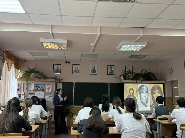 Прошёл университетский этап Всероссийского конкурса «Учитель года России» в номинации «Шаг в профессию»!

Студенты ПГУ проверили открытые уроки на базе МБОУ СОШ № 5 г. Пятигорска. Участники представили разнообразные темы, демонстрируя свои педагогические навыки:

Мураткова Алия Азаматовна (ВШДА) провела урок ИЗО в 8 классе: «170 лет русского художника М.А. Врубеля»;
Аракелян Анна Артуровна (ИИЯМТ) представила урок английского языка в 6 классе: «Our School Code: Creating the Perfect School»;
Промоторова Екатерина Дмитриевна (ИПРИМ) провела урок русского языка в 8 классе: «Простые и составные предлоги»;
Гаврилина София Николаевна (ИРГЯИГТ) продемонстрировала урок английского языка в 8 классе: «Technology and Our Modern World»;
Малофеев Никита Алексеевич (ВШУ) представил урок истории в 11 классе: «Россия сегодня». 