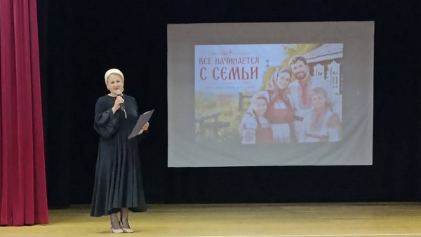 В Долаково ко Дню семьи для школьников провели тематическое мероприятие.

В Доме культуры сельского поселения Долаково состоялась праздничная программа «Все начинается с семьи», посвящённая Международному дню семьи. Участниками мероприятия стали школьники населённого пункта.

 В рамках встречи ребятам рассказали о значении семейных ценностей, уважении к старшим, взаимной поддержке и роли семьи в сохранении традиций и духовно-нравственных основ общества. Особое внимание организаторы уделили теме единства народов России, подчеркнув, что именно в семье формируются уважение к культуре, истории и традициям своей страны.

Для детей подготовили творческие и познавательные конкурсы. В ходе конкурса рисунков «Семейный портрет» участники представили работы, посвящённые своим близким и семейным традициям. Также школьники приняли участие в интеллектуальной игре на знание пословиц и поговорок о семье, доме и уважении к родителям.