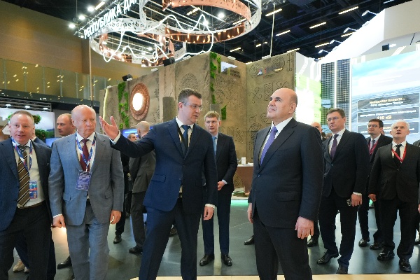 Михаил Мишустин утвердил перечень поручений по развитию Северо-Кавказского федерального округа.

В перечень поручений по итогам совещания с членами правкомиссии по развитию СКФО, которое прошло в Минеральных Водах 30 апреля 2026 года, вошли положения, связанные с реализацией инвестпроектов в туризме, поддержкой АПК и ликвидацией последствий стихийных бедствий в регионе. Среди них и поручения профильным министерствам совместно с командой Кавказ.РФ:

Развитие всесезонного комплекса «Мамисон» и привлечение стратегического инвестора для реализации второго этапа проекта.

Разработка плана поэтапного обустройства туристического маршрута «Национальная кавказская тропа» и определение источников финансирования.

Создание условий для ‍обеспечения подготовки на Эльбрусе спортсменов по ‍олимпийским и паралимпийским видам спорта – горнолыжному спорту, сноуборду, фристайлу, ски-альпинизму. 

Определение инвестплощадок для строительства тепличных комплексов по выращиванию цветов, привлечение инвесторов с учётом существующих мер государственной поддержки.

Напомним, гендиректор Кавказ.РФ Андрей Юмшанов выступил перед членами правкомиссии с докладом о роли компании в развитии экономики макрорегиона на КИФ 2026. Кроме этого, председателю Правительства были представлены итоги первого горнолыжного сезона на Мамисоне и достижения в сфере импортозамещения в горнолыжной отрасли.