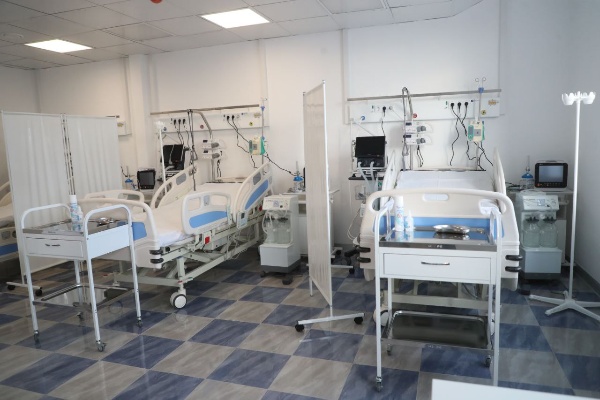 В Назрани открыли новое инфекционное отделение детской больницы.

Объект построен в рамках нацпроекта «Здравоохранение». 

В нём есть: комфортабельные боксированные палаты, собственная диагностика и лаборатория, отделение реанимации и интенсивной терапии, самое современное оборудование.

Раньше дети с инфекциями лечились в общих палатах, теперь для них — современный изолированный корпус.

Это снизит риск заражения других болезнями и поможет оказывать помощь полного цикла — от диагностики до операции.