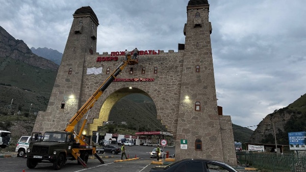 В рамках благоустройства общественной территории  начаты работы по демонтажу старой надписи  и установке  объемных световых букв. Данная  конструкции являются каркасной и изготовлена из светопрозрачных материалов.  

Также на стадии завершения фонтан, который строится  из камня добытого на территории Джейрахского района. 