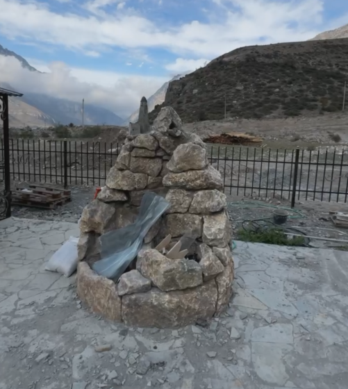 Начат последний этап по благоустройству общественной территории с. п. Джейрах, который включает в себя  установку элементов экстерьера, таких как ограждения, козырьки, элементы декора, а также благоустройство прилегающей территории - установка беседок, фонарей, лавочек, дорожек, устройство парковок и озеленение.