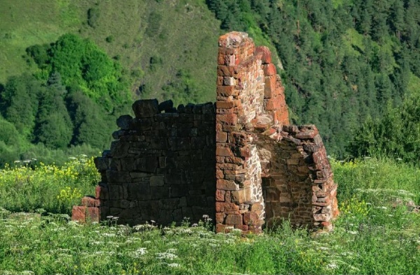 "АСМ Групп" продолжает работы по выявлению неучтенных исторических построек на территории горной Ингушетии и внесению их в создаваемую компанией при полной поддержке Благотворительного фонда "САФМАР" - Единую электронную базу памятников Ингушетии. Постройки, обладающие признаками обьектов культурного наследия, также должны быть внесены в Реестр обьектов культурного наследия Ингушетии для их юридической и фактической защиты.

Команда "АСМ Групп" завершила работы по выявлению и изучению построек и стел на труднодоступном Башенном комплексе "Кокки". В существующем реестре находятся 32 обьекта культурного наследия, включая жилые башни и склепы. Специалисты "АСМ Групп" выявили на комплексе "Кокки" еще 11 исторических памятников, обладающих признаками объектов культурного и археологического наследия, среди которых - основания башен, склепы и стелы.

"АСМ Групп" направило в Комитет по охране объектов культурного наследия Ингушетии 11 заявлений о включении выявленных объектов в Реестр вновь выявленных объектов культурного наследия Ингушетии. Надеемся, что в течение 90 рабочих дней еще 11 объектов юридически станут выявленными объектами Российской Федерации и займут свое достойное место среди других уникальных памятников страны. "АСМ Групп" готово оказать всю дополнительную необходимую помощь, чтобы юридически защитить каменные башни, склепы и стелы Башенного комплекса "Кокки".