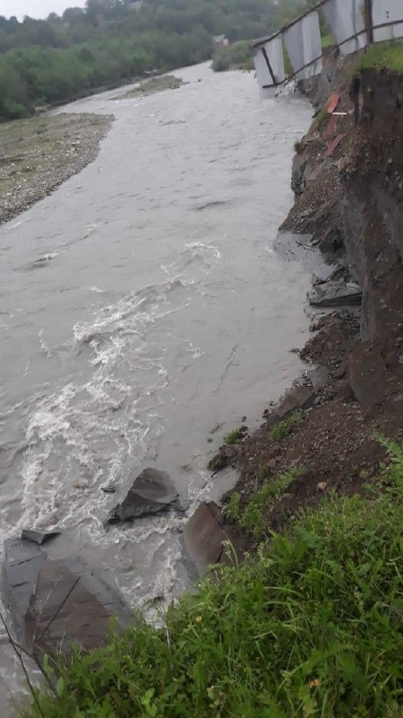 Уже в октябре в сельском поселении Галашки Сунженского района начнутся работы по расчистке и укреплению русла реки Асса. 

Мероприятия проводятся по поручению Главы Ингушетии Махмуд-Али Калиматова, откликнувшегося на обращения жителей. Главная цель – защитить жилые дома и приусадебные участки от разрушительных последствий паводков.  

Река Асса – одна из крупнейших в регионе, и в период паводков уровень воды в ней значительно повышается, что приводит к размыву берегов. 

Особенно уязвим участок вдоль улицы Заречная в Галашках. Здесь ширина берега за последние годы сократилась на 4–12 метров! Это создает серьезную угрозу подтопления жилых построек. 

Что будет сделано? Будет проведена расчистка русла реки на 400-метровом участке, перенаправлен поток воды в центральную часть и укреплен правый берег. Эти меры позволят увеличить пропускную способность реки, предотвратить дальнейший размыв берегов и снизить риск паводковых подтоплений. 

Завершить работы планируется в ноябре, до наступления холодов. 