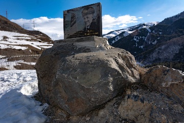 Памятный знак Юрию Кучиеву