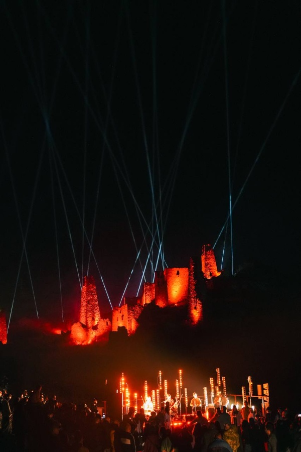 Дарья Суховская провела лекцию на арт-фесте «Мамисон».

В Северной Осетии впервые прошёл арт-фест «Мамисон», организованный Кавказ.РФ при поддержке Правительства республики. Событие уже называют манифестом новой культурной идентичности Кавказа.

В этом уникальном пространстве выступила доцент ПГУ Дарья Суховская – философ и исследователь креативных индустрий. Её лекция о кавказском культурном коде стала интеллектуальной точкой притяжения фестиваля. Дарья Николаевна подчеркнула, что культура Кавказа – это не только традиции, но и ресурс для развития креативных индустрий и поиска идентичности региона в глобальном мире.

«Сегодня Кавказ нужен современному искусству так же, как искусство нужно Кавказу. Это пространство смыслов, где прошлое не музейно законсервировано, а переосмысляется и становится фундаментом для будущего», — отметила Дарья Суховская.