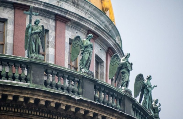 С балюстрады Исаакиевского собора в Петербурге сняли строительные леса.

Завершена реставрация кирпичной кладки и укреплены металлические конструкции, восстановлены рельефы и декор, выполнена система вентиляции купола. Работы продолжались с 2023 года.

Материалы - Пиотровский Online