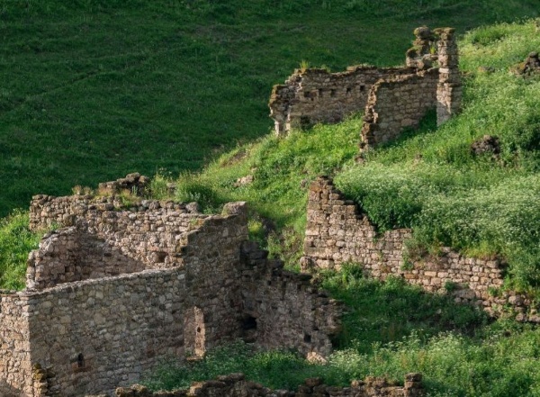 "АСМ Групп" продолжает работы по выявлению неучтенных исторических построек на территории горной Ингушетии и внесению их в создаваемую компанией при полной поддержке Благотворительного фонда "САФМАР" - Единую электронную базу памятников Ингушетии. Постройки, обладающие признаками объектов культурного наследия, также должны быть внесены в Реестр объектов культурного наследия Ингушетии для их юридической и фактической защиты.

Команда "АСМ Групп" завершила работы по изучению и выявлению построек и стел на Башенном комплексе "Нижний Гули". В существующем реестре находятся 18 объектов культурного наследия, включая башни и склепы. Специалисты "АСМ Групп" выявили на комплексе "Нижний Гули" еще 193 исторических памятника, обладающих признаками объектов культурного и археологического наследия, среди которых - боевые и жилые башни, склепы и стелы.

"АСМ Групп" направило в Комитет по охране объектов культурного наследия Ингушетии 193 заявления о включении выявленных объектов в Реестр вновь выявленных объектов культурного наследия Ингушетии. Надеемся, что в течение 90 рабочих дней еще 193 объекта юридически станут выявленными объектами Российской Федерации и займут свое достойное место среди других уникальных памятников страны. "АСМ Групп" готово оказать всю дополнительную необходимую помощь, чтобы юридически защитить башни, склепы и стелы Башенного комплекса "Нижний Гули".