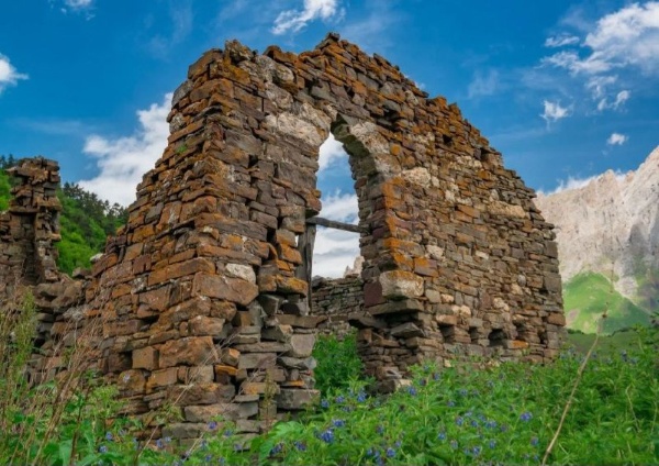 "АСМ Групп" продолжает работы по выявлению неучтенных исторических построек на территории горной Ингушетии и внесению их в создаваемую компанией при полной поддержке Благотворительного фонда "САФМАР" - Единую электронную базу памятников Ингушетии. Постройки, обладающие признаками объектов культурного наследия, также должны быть внесены в Реестр объектов культурного наследия Ингушетии для их юридической и фактической защиты.

Команда "АСМ Групп" закончила работы по изучению и выявлению построек и стел на Башенном комплексе "Каштын". В существующем реестре находятся 9 объектов культурного наследия, включая башни и склепы. Специалисты "АСМ Групп" выявили на комплексе "Каштын" еще 14 исторических памятников, обладающих признаками объектов культурного и археологического наследия, среди которых - башни, склепы и стелы.

"АСМ Групп" направило в Комитет по охране объектов культурного наследия Ингушетии 14 заявлений о включении выявленных объектов в Реестр вновь выявленных объектов культурного наследия Ингушетии. Надеемся, что в течение 90 рабочих дней еще 14 объектов юридически станут выявленными объектами Российской Федерации и займут свое достойное место среди других уникальных памятников страны. "АСМ Групп" готово оказать всю необходимую помощь, чтобы юридически защитить уникальные башни, склепы и стелы Башенного комплекса "Каштын".