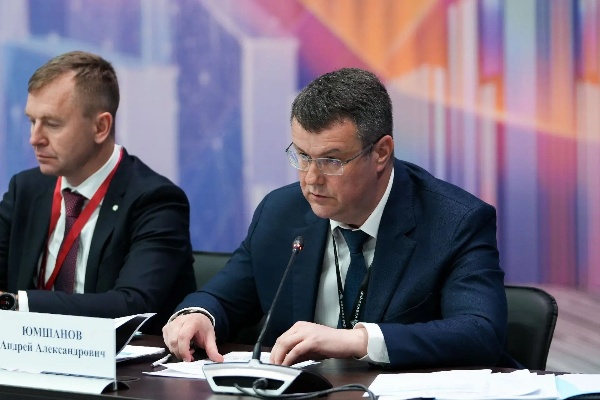 Андрей Юмшанов: «Наши курорты включаются в решение общегосударственных задач импортозамещения и технологического лидерства».

Генеральный директор Кавказ.РФ выступил на правкомиссии под председательством главы Правительства РФ Михаила Мишустина.

«В последние годы в регионах округа сформирована мощная инфраструктура всесезонных туристических кластеров - такие курорты как Архыз, Эльбрус, Домбай, молодой Мамисон стали точками притяжения как для туристов, так и для инвесторов. Все эти проекты подтягивают за собой и в целом инфраструктуру гостеприимства регионов Кавказа. Как итог - туристы все чаще приезжают к нам. В конце этого года планируем запустить горнолыжную инфраструктуру на «Ведучи» в Чеченской Республике, в активной фазе строительства Каспийский прибрежный курорт в рамках федерального проекта «Пять морей и озеро Байкал», - рассказал Андрей Юмшанов.

Всего в локации, построенные Кавказ.РФ вложено свыше 70,5 млрд рублей бюджетных средств, включая 23,9 млрд собственных средств компании. Только горнолыжные кластеры в 2025 году посетило порядка 2 млн туристов, объем заявленных внебюджетных инвестиций в гостиницы, рестораны, парки развлечений составляет 210 млрд рублей, уже частными инвесторами привлечено 29 млрд рублей, введено более 2 200 номеров, создано 1300 рабочих мест.

«Кавказ РФ организовал создание первого центра сертификации канатных дорог и испытательной лаборатории. Также предлагаем сделать на базе наших высокогорных локаций официальные площадки для испытания создаваемой в России специализированной техники - тяжелых ратраков, систем оснежения, принудительного спуска лавин - здесь, помимо нашего желания, необходима дополнительная нормативная база - мы начали прорабатывать это с Министерством промышленности и торговли», — отметил Андрей Юмшанов.