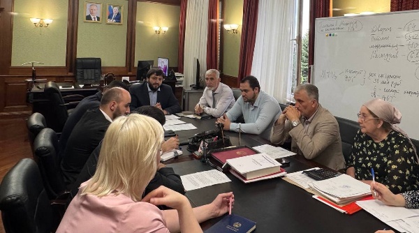 В Минфине Ингушетии обсудили просроченную кредиторскую задолженность бюджета Назрановского района. 

Комиссия, созданная по поручению Главы республики, провела заседание с участием представителей администрации сельского поселения Экажево.  

Основной вопрос – сокращение задолженности перед ПАО "Россети Северный Кавказ". Участники совещания скоординировали дальнейшие действия и поручили детализировать информацию о просроченной задолженности.