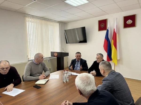 В минувшую среду в Ирафском районе прошла рабочая встреча председателя Комитета дорожного хозяйства РСО-А Тариэля Солиева с жителями района, главами сельских поселений и руководством районной администрации.

В центре обсуждения были проблемы ремонта и содержания региональных автомобильных дорог на территории Ирафского района.

В ходе встречи прозвучал ряд конкретных обращений. Так, житель села Лескен поднял проблему сложного зимнего проезда по дороге Чикола - Лескен в период снегопадов. От хазнидонцев поступила просьба об установке остановочных павильонов в трёх точках для удобства пассажиров. Глава Стур-Дигорского сельского поселения обратил внимание на необходимость освещения участка дороги у ФАП и установки дополнительных дорожных знаков для безопасности. Глава Ахсарисарского поселения попросил организовать ремонт улицы Дзоблаевых.

Также были затронуты вопросы, требующие комплексного подхода: глава Чиколинского сельского поселения озвучил проблему прогона скота через региональную дорогу, где вдоль проезжей части установлен металлический отбойник. Прозвучали вопросы о перспективах строительства дороги с твёрдым покрытием от Верхнего Згида до Камунта и об обустройстве парковочной площадки для туристов в Камунта по инициативе главы Галиатского поселения.

Выслушав все обращения, Тариэль Тазаретович взял их на контроль и дал конкретные поручения. По дороге Чикола - Лескен подрядчику поручено усилить обработку проблемных участков. Ремонт улицы Дзоблаевых запланирован на текущий год. По вопросам, требующим проработки - прогон скота, парковка для туристов - будут найдены решения совместно со специалистами районной администрации. Что касается новой дороги до села Камунта, её проектирование запланировано на 2027 год с целью последующего включения в одну из государственных программ, реализуемых на территории республики.
