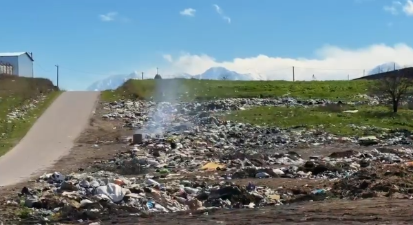 В с.п. Долаково ведется работа по ликвидации несанкционированной свалки.

В рамках Года экологии региональный оператор по обращению с ТКО — ООО «ЭКО ЛАЙФ» — провёл выезд на место образования несанкционированной свалки по обращению администрации сельского поселения.

Совместно с представителями муниципалитета специалисты провели обследование территории, а также оценили объёмы отходов и комплекс работ по их ликвидации и последующей рекультивации.

Образование стихийных свалок связано в том числе с недостаточным уровнем экологической культуры и необходимостью развития инфраструктуры обращения с отходами.