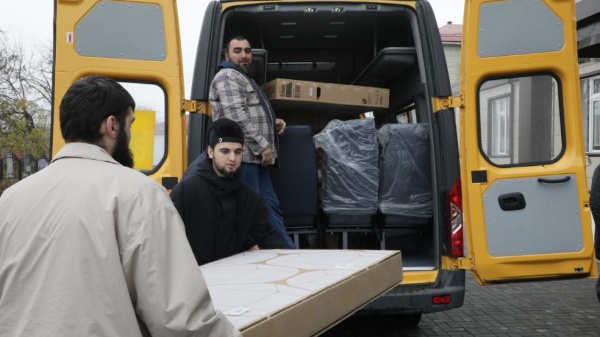 Школам Шаройского района получили новые смарт-телевизоры.

Министр образования и науки Чеченской Республики Хож-Бауди Дааев с рабочим визитом посетил Шаройский район, где передал общеобразовательным организациям новые смарт-телевизоры от Регионального общественного фонда имени Первого Президента ЧР Ахмата-Хаджи Кадырова. 

Также совместно с главой района Рамазаном Магомедовым министр проинспектировал общеобразовательные организации. Выявленные недочёты было поручено ответственным лицам устранить в кратчайшие сроки
