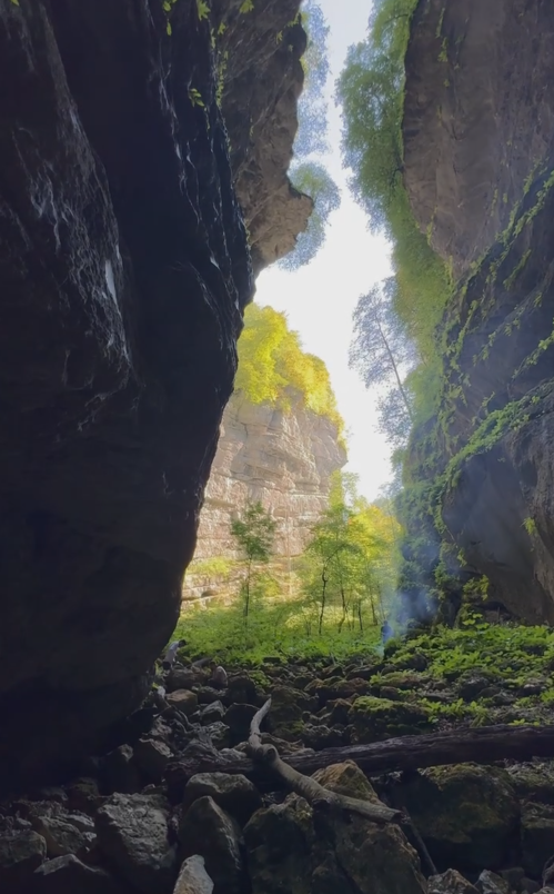 Комитет по туризму продолжает работу по развитию туристического потенциала региона. На этот раз Комитет совершил выезд к одному из малоизвестных, но уникальных природных объектов — Ассинскому каньону.

Каньон расположен в труднодоступной местности, путь к нему занимает около 4 часов пешего хода. 

Маршрут насыщен живописными ландшафтами: густые леса, ручьи и панорамные виды. Несмотря на сложность, маршрут впечатляет своей природной красотой и абсолютно стоит усилий. 

В рамках приоритетов 2025 года Комитет делает акцент на развитие активного туризма. Планируется паспортизация новых маршрутов, повышение их безопасности и доступности, а также продвижение малоизвестных, но перспективных направлений для экологичного отдыха.