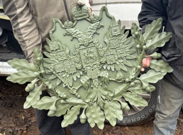 В Приоратском парке Гатчины восстанавливают исторические ворота по проекту "АСМ Групп". На днях на створки ворот был "примерян" воссозданный герб Российской империи - двуглавый орел.

Из пяти исторических ворот Приоратского парка 1880-х годов ни одни, к сожалению, не сохранились. Сейчас реставраторы восстанавливают входную группу, расположенную вблизи Банного переулка.