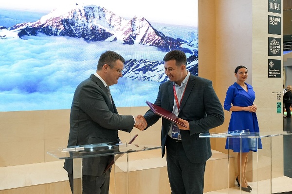 Кавказ.РФ и Роза Хутор договорились о сотрудничестве для развития горного туризма в России.

Всесезонный горный курорт «Роза Хутор» и государственная корпорация Кавказ.РФ объявили о начале совместной работы. Партнёрство направлено на повышение эффективности управления туристско-рекреационными комплексами, подготовку специалистов редких «горных» профессий и внедрение флагманских отечественных технологических решений в сфере эксплуатации горнолыжной инфраструктуры. Соответствующее соглашение подписано на Кавказском инвестиционном форуме.

 Документ закрепляет долгосрочное взаимодействие сторон и формирует основу совместной работы по развитию всесезонного горного туризма в России. Соглашение подписали генеральный директор Кавказ.РФ Андрей Юмшанов и генеральный директор Роза Хутор Константин Нестеров.

 Ключевыми направлениями сотрудничества станут совершенствование нормативно-правовой базы и отраслевых стандартов работы курортов (в том числе — с учётом природоохранных факторов), обмен опытом в сфере эксплуатации туристско-рекреационных комплексов, совместное продвижение горного туризма.

 Отдельное внимание уделено импортозамещению в инфраструктуре горных курортов. Речь идёт о развитии отечественных решений для горнолыжного и инженерного оборудования, включая их тестирование и внедрение.

 Оба курорта уже реализуют такие проекты. В частности, на шести канатных дорогах курорта Роза Хутор — «Тироль», «Олимпия», «Заповедный лес», «Волчья скала», «Квартет», «Экстрим» зарубежное программное обеспечение автоматизированных систем управления (ПО АСУ) полностью заменено на российское. Поставщиком всех новых канатных дорог и программного обеспечения курортов «Мамисон» и «Ведучи» является отечественный производитель «Руслет». На высокогорном Эльбрусе второй сезон тестируются отечественные ратраки.

 Генеральный директор курорта «Роза Хутор» Константин Нестеров отметил: эта работа будет развиваться в системном формате.

 «Следующим логичным шагом мы считаем формирование единой российской экосистемы управления канатными дорогами — на уровне не только технологий, а полного жизненного цикла: поставки оборудования и запчастей, сервисного сопровождения, технической поддержки и обучения персонала внутри страны». — прокомментировал он. — «Без подготовленных специалистов любая технология теряет эффективность, и горнолыжная индустрия — не исключение».

 Роза Хутор и Кавказ.РФ уже начали работу над созданием системы обучения специалистов редких профессий горнолыжной отрасли — оснежителей, ратракистов, лавинщиков, операторов канатных дорог — на базе образовательных учреждений Северного Кавказа. Сегодня централизованная модель подготовки таких кадров в России отсутствует. Курорты «выращивают» их самостоятельно: находят людей из смежных профессий и годами обучают на практике. Развитие этого направления также закреплено в подписанном соглашении.

«В прошлом году мы системно занялись вопросом подготовки кадров для сферы туризма, кадровый вопрос — это главная боль всех наших инвесторов на курортах. Была создана Ассоциация развития кадрового потенциала СКФО, мы сейчас работаем над стандартами отрасли. В партнерстве с Розой Хутор заходим в еще одну, более узкую но не менее важную нишу — подготовку узко специализированных специалистов, «элиты» горнолыжного комплекса. Масштабы сочинского курорта и высокогорный опыт нашей эльбрусской команды могут дать очень высокий синергетический эффект, а партнерство создать позитивный прецедент в отрасли», — говорит Андрей Юмшанов.

В рамках КИФ-2026 30 апреля также пройдет дискуссия, посвященная импортозамещению в горнолыжной сфере. Её организатор — Кавказ.РФ, спикерами выступят Хиса Беккаев и Владимир Лапухин, руководящие эксплуатацией и строительством в госкорпорации, Константин Нестеров от «Роза Хутор», генеральный директор «Руслет» Дмитрий Сидорович и другие производители техники, комплектующих и экипировки.