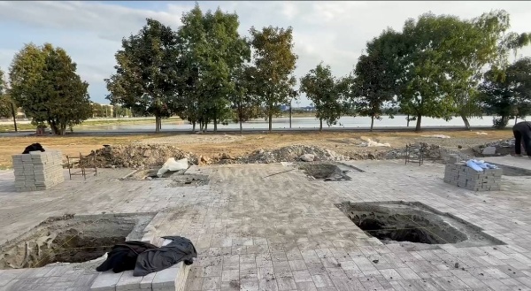 В Назрани полным ходом идет реконструкция городского пруда.

Уже проведен капитальный ремонт фонтана, установлены современные столбы освещения, которые превосходят предыдущие по качеству и характеристикам. 

Обустроены удобные пирсы и спуски к воде. Готовится основание для новой детской площадки и городских качелей. 

В ближайшее время начнется строительство лодочной станции. Завтра стартует новый, важный этап реконструкции, о котором расскажем подробнее чуть позже. 

Ход работ находится под личным контролем мэра Руслана Оздоева, который ежедневно инспектирует объект вместе с главным архитектором. 