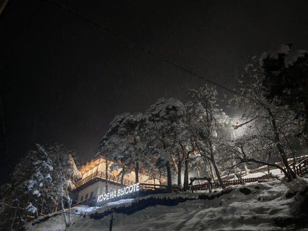 Что ждет гостей курорта "Армхи" зимой?

Оздоровление: массаж, спа, процедуры для тела и лица, горный чай.

Плавание: об этом просят каждую зиму — впервые бассейн будет доступен и зимой. К «Дельфину» будет курсировать трансфер.

Экскурсии: сезонные маршруты к достопримечательностям Ингушетии.

А также прогулки среди снежнего леса, горные рассветы, посиделки в кафе с прекрасным видом на горы, горячий кофе и национальные блюда.

Скидка 10% на раннее бронирование доступна на проживание с 11 января по март.