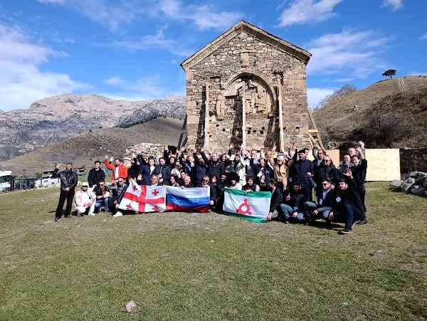 Участники первого Международного российско-грузинского молодёжного форума, который в эти дни проходит в Ингушетии посетили древний храм Тхаба-Ерды — уникальный памятник архитектуры, чья история насчитывает более тысячи лет.  Этот храм — символ глубоких исторических и духовных связей между народами Кавказа. 

Мероприятие организовано с целью укрепления гуманитарных связей и молодёжного сотрудничества, продвижения культурного диалога между Россией и Грузией, обмена опытом и укрепления дружественных связей между молодёжью двух стран.  В нем принимали участие руководители компетентных организаций, более сотни бизнесменов, студентов, политологов, блогеров из Грузии, Ингушетии, Дагестана, Ставрополья, Кабардино-Балкарии, Москвы, Волгоградской и Ростовской областей, Краснодарского края.