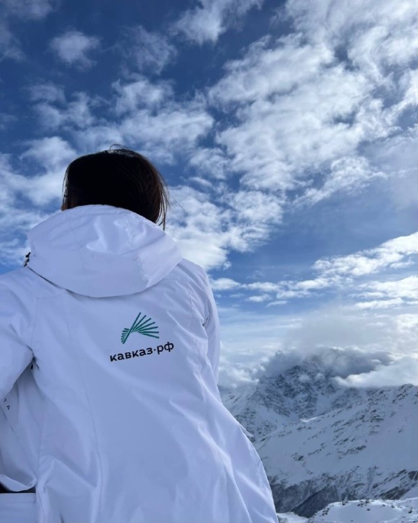 Первые цифры нового года. 

4 января «Мамисон» за день принял свою первую тысячу горнолыжников и сноубордистов, а если быть точнее, то 1231 человек.

Также вчера впервые с запуска вечернего катания на «Эльбрусе» в моменте под софитами и звездами каталось более 500 человек (560).

Всего же на Эльбрусе за минувшие субботу и воскресенье 3-4 января было 14 300 человек. В среднем ежедневно в праздники на склонах легендарного катает 6500-7000 райдеров.

4 января установил свой личный рекорд январских праздников строящийся «Ведучи». Там вчера катались 450 человек.

С 1 по 4 января «Ведучи» посетило на 25% больше чем в 2025 году.