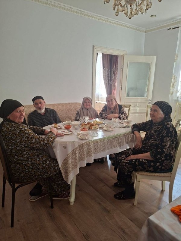 В Доме культуры с. п. Ляжги  прошёл тёплый вечер, посвящённый Дню пожилых людей. Главным его богатством стали сами гости — их воспоминания, мудрость и рассказы, которые невозможно повторить.

Гости делились историями из детства — простые, но такие живые сюжеты о том, как жили раньше, во что верили, чему радовались. Они давали советы и наставления, в которых столько тепла и жизненного опыта, что хочется бережно их сохранить. А ещё гости рассказывали о традициях и культуре края — о том, что передаётся из поколения в поколение и делает нас сильнее и ближе друг к другу.