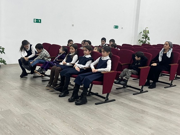 В Доме культуры с. п. Ляжги прошёл познавательный час «Особый мир — театр», приуроченный к Международному дню театра!

Под руководством художественного руководителя Газдиевой М. Р. участники познакомились с рассказом А. П. Чехова «Хирургия» и обсудили его особенности — в том числе возможности сценической интерпретации произведения.