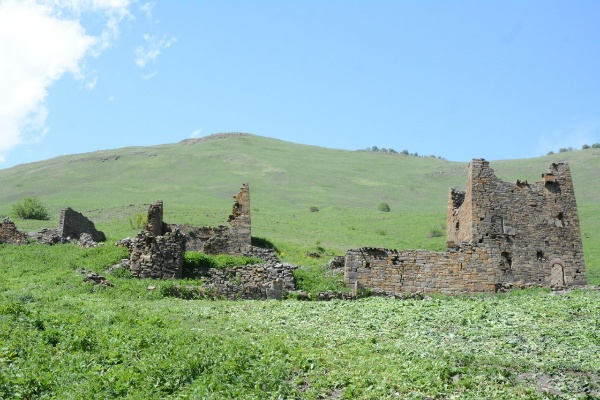 Экспедиция до высокогорного озера Галанчож в Чеченской Республике.

Проводились работы по цифровизации отдельных участков маршрутов Большой Кавказской тропы, актуализация на местности, выявление зон повышенной опасности. 

Для формирования цифровых паспортов сделаны замеры более 30 объектов культурного наследия, в том числе наскального типа и ранних захоронений. 

На сухих участках БКТ проводилось выявление источников питьевой воды.

Все работы на Большой Кавказской Тропе проводятся по согласованному плану Министерства по туризму Чеченской Республики и администрации Аргунского музея-заповедника.

Все цифровые паспорта объектов будут доступны в системе Территория для широкого пользования.
