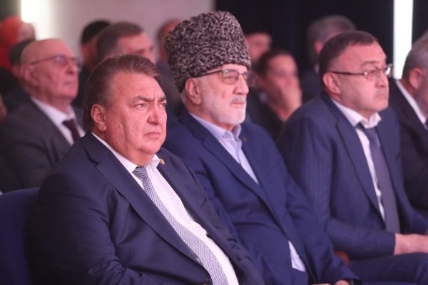 «Золотая осень»: в Сунже чествовали работников агропромышленного комплекса.

В Сунже состоялось ежегодное республиканское мероприятие «Золотая осень», приуроченное ко Дню работников сельского хозяйства и перерабатывающей промышленности.

В рамках мероприятия Глава республики Махмуд-Али Калиматов вручил награды и грамоты лучшим работникам АПК, ветеранам отрасли, а также победителям конкурсов «Лучшее личное подсобное хозяйство» и «Фестиваль цветов»

Для гостей выступили артисты Государственной филармонии им. А. Хамхоева, а также порадовали своими номерами школьники и местные ремесленники.