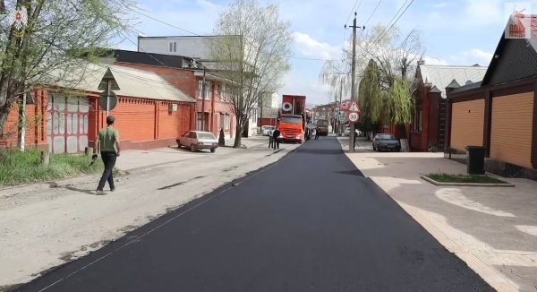 В этом году в Назрани обновили более 15 км дорог – это больше 15 улиц.

Самый масштабный проект – ремонт 5-километровой улицы Алханчуртская, которая соединяет три округа. 

Жители ждали этого больше 10 лет, и наконец, муниципалитет взял на себя эти обязательства. 

Работы прошли в три этапа: замена водопроводной трубы, капитальный ремонт дорожного полотна и нанесение разметки.