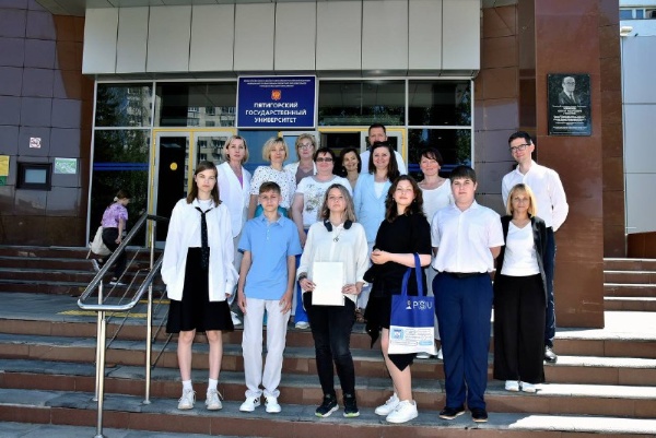 В ПГУ состоялось торжественное вручение свидетельств о получении первой профессии «Ассистент экскурсовода» школьникам. 

Благодаря работе с опытными наставниками-экскурсоводами, учащиеся смогли применить полученные знания на практике и сделать уверенный шаг в мир профессий.