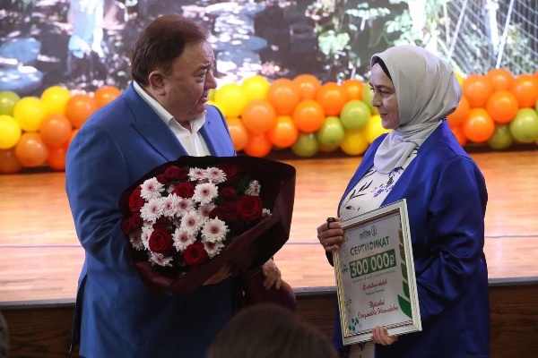 «Золотая осень»: в Сунже чествовали работников агропромышленного комплекса.

В Сунже состоялось ежегодное республиканское мероприятие «Золотая осень», приуроченное ко Дню работников сельского хозяйства и перерабатывающей промышленности.

В рамках мероприятия Глава республики Махмуд-Али Калиматов вручил награды и грамоты лучшим работникам АПК, ветеранам отрасли, а также победителям конкурсов «Лучшее личное подсобное хозяйство» и «Фестиваль цветов»

Для гостей выступили артисты Государственной филармонии им. А. Хамхоева, а также порадовали своими номерами школьники и местные ремесленники.