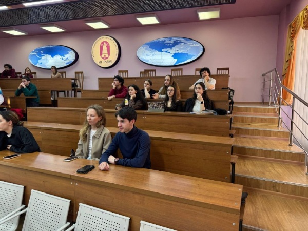 Встреча с победительницей стипендиального конкурса Благотворительного фонда Владимира Потанина.

Победительница стипендиального конкурса Фонда В. Потанина, Алиева Марина Юрьевна, которая в настоящее время является преподавателем ПГУ. На встрече студенты узнали подробнее о стипендиальном конкурсе для магистрантов, его этапах и необходимых документах для подготовки заявки.